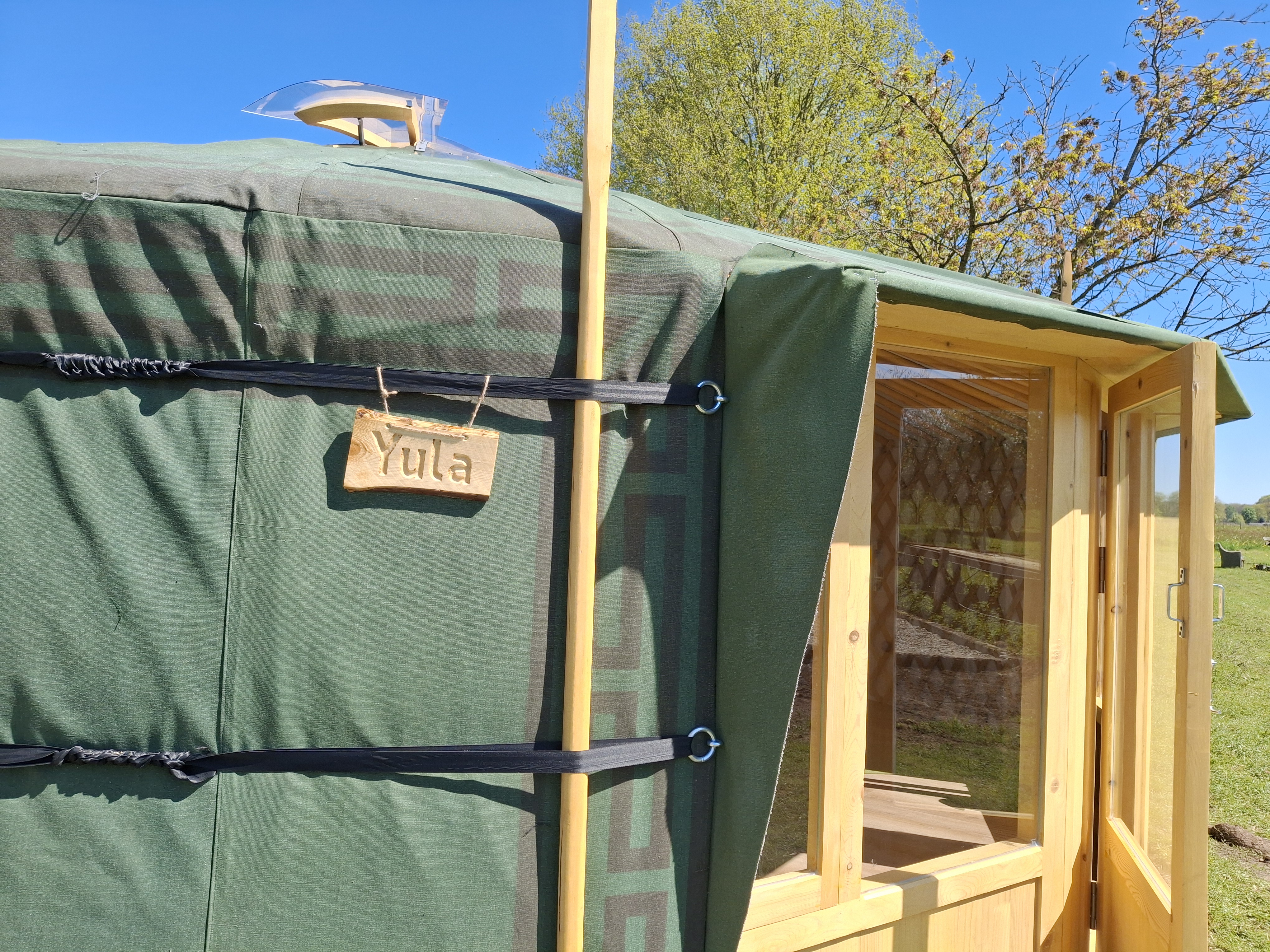 Yurt Yula van buiten