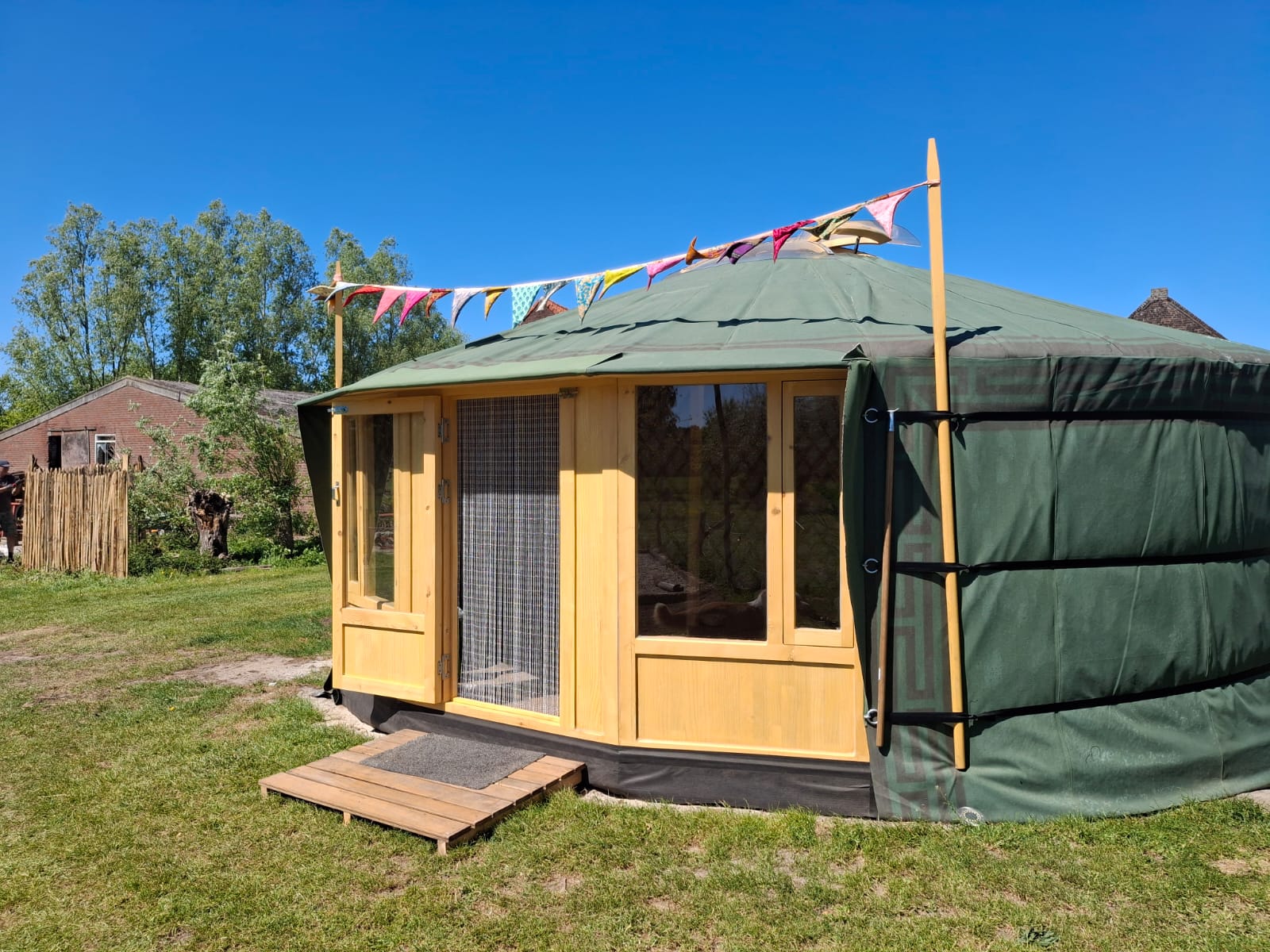 Yurt Yula van buiten